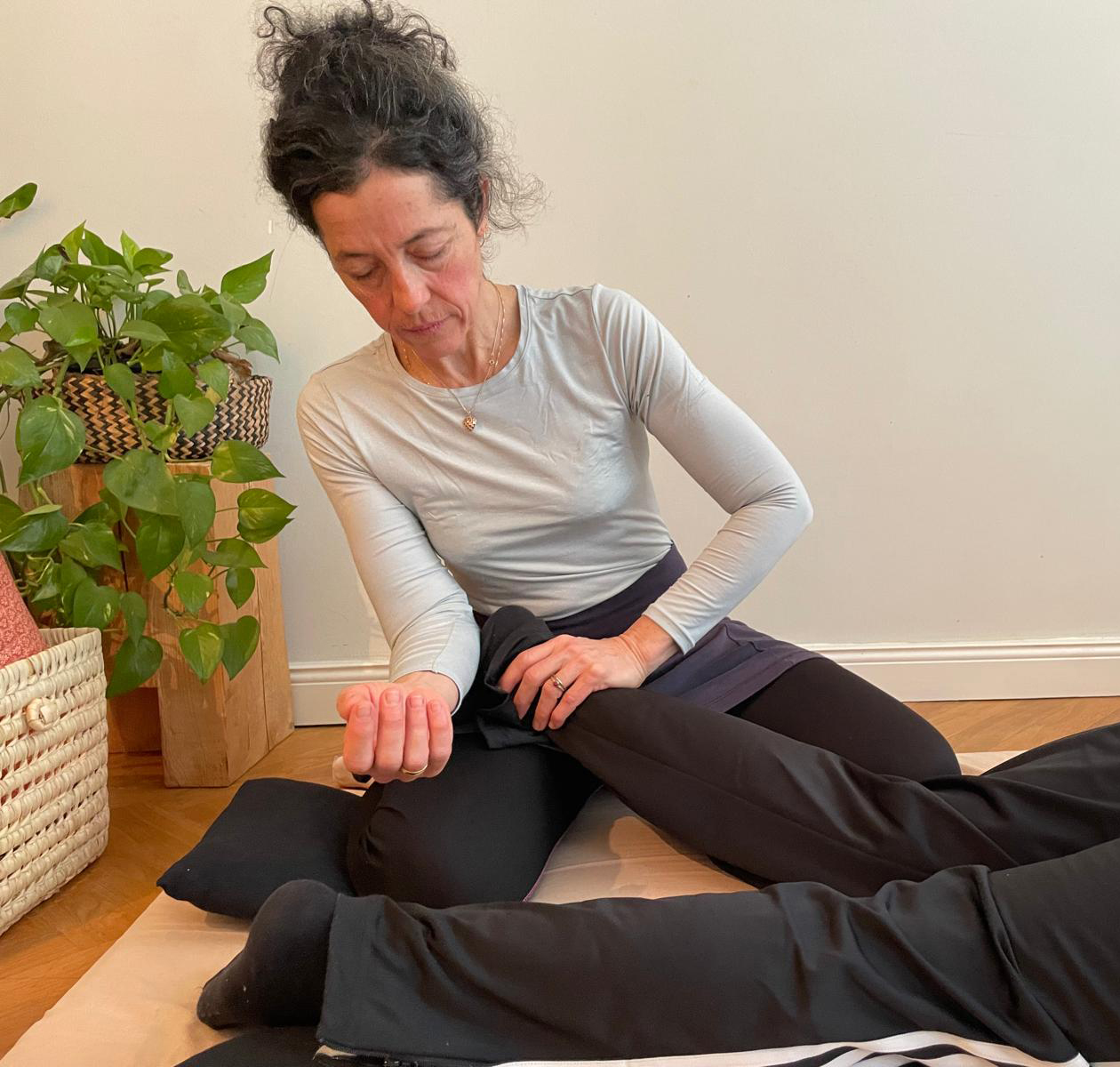 Shiatsu Massage in Berlin-Schöneberg – Praktikerin behandelt eine Klientin auf der Futon-Matte