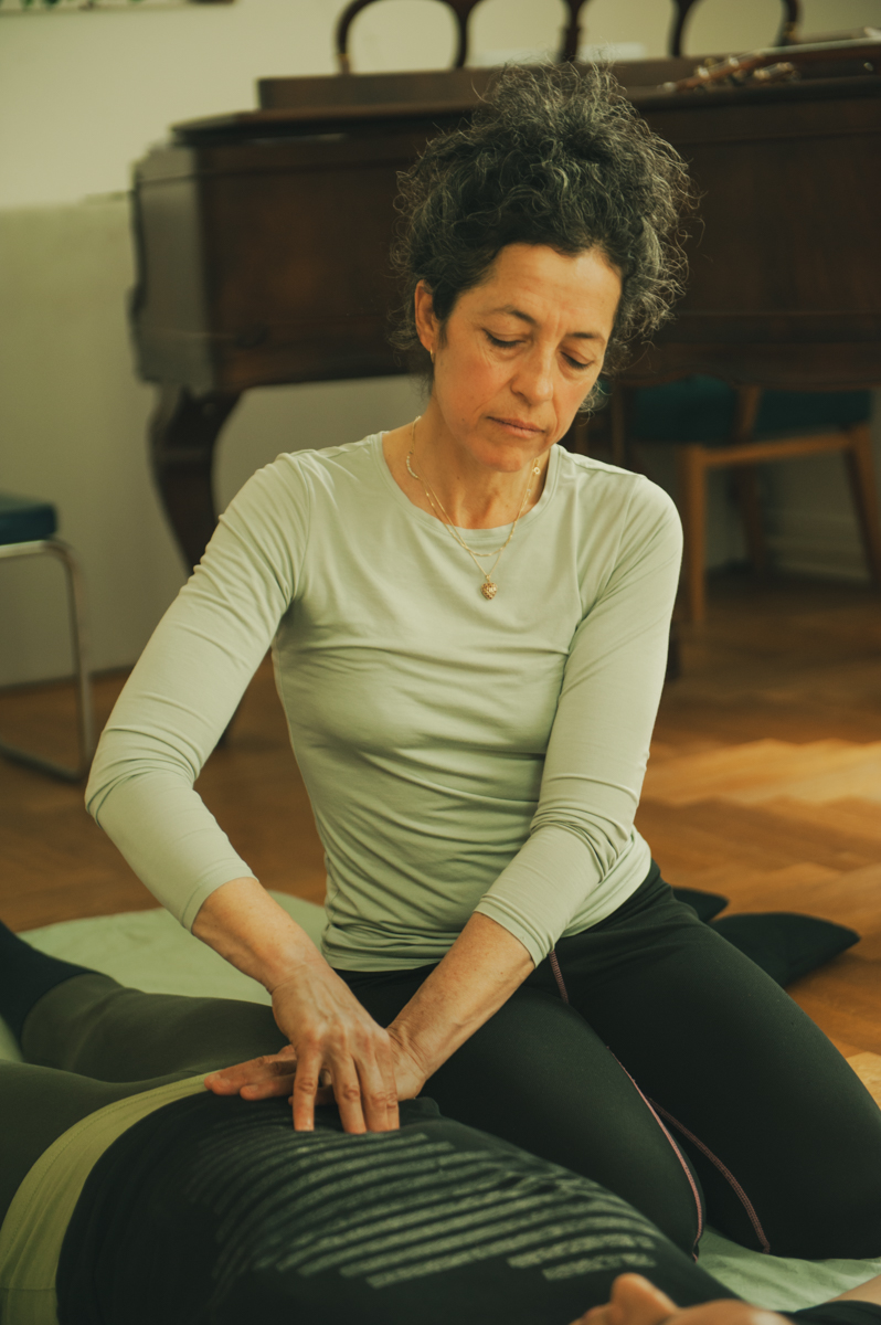 Shiatsu Massage in Berlin-Schöneberg – Praktikerin behandelt eine Klientin auf der Futon-Matte