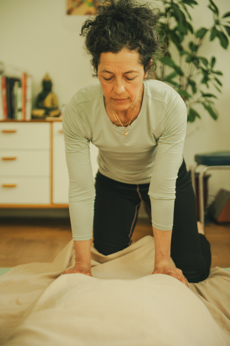 Ornit Arnon bei einer achtsamen Shiatsu-Behandlung auf dem Futon